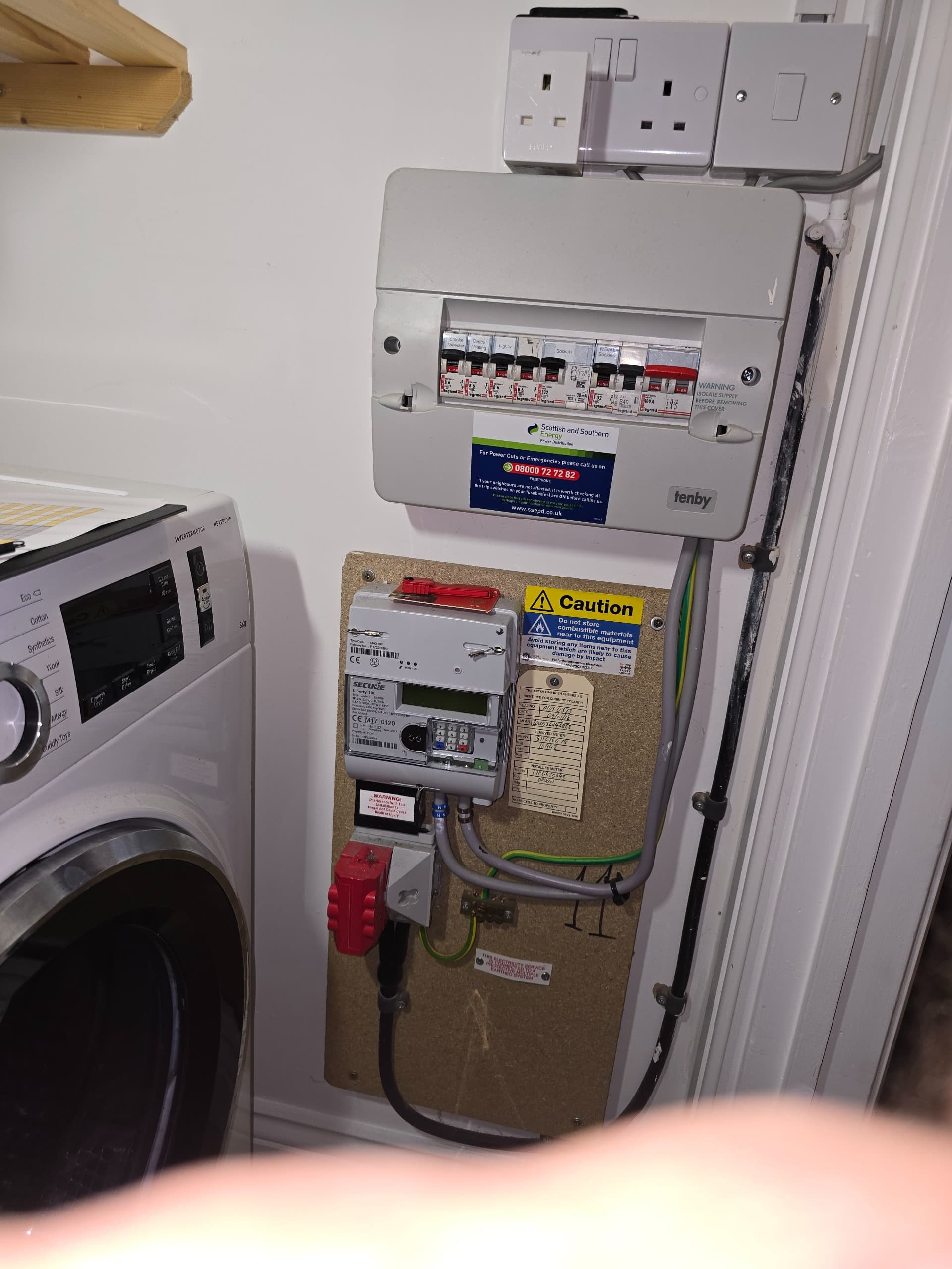 Outdated dangerous rewireable fuse box before replacement